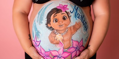 Body painting barriga de embarazada dibujo niña Azucena Carbajo