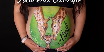Body painting barriga embarazada familia de girafas