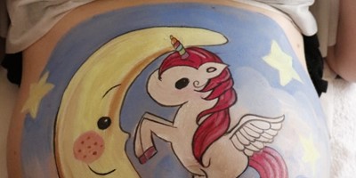 Barriga pintada con unicornio y luna