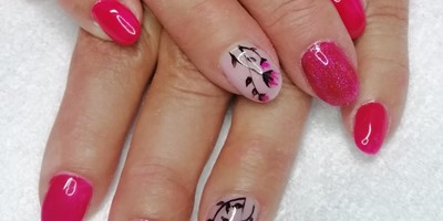 Uñas de color rosa con dibujo